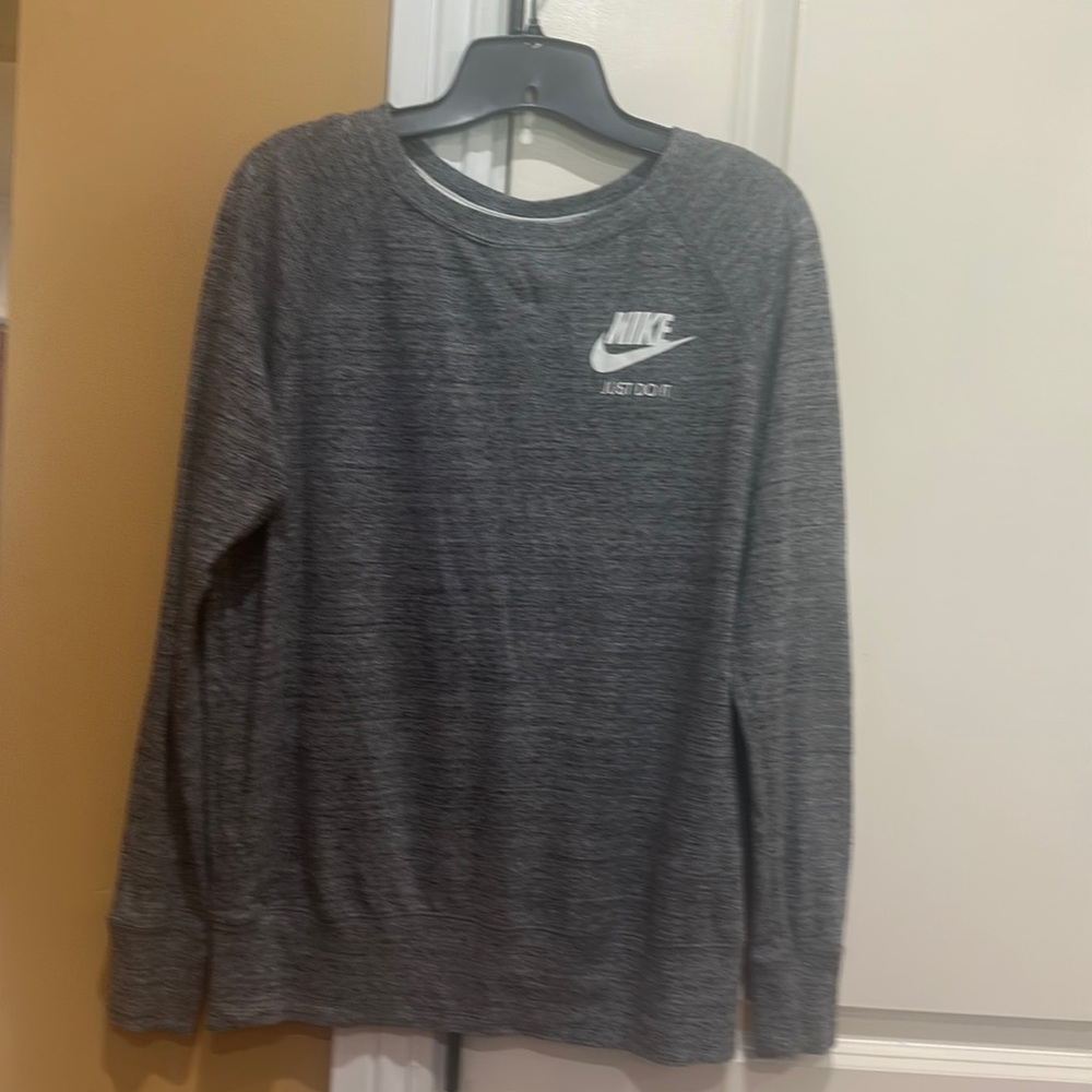 NIKE pull over sweater in new condition. Súper confortable light weight and cozy